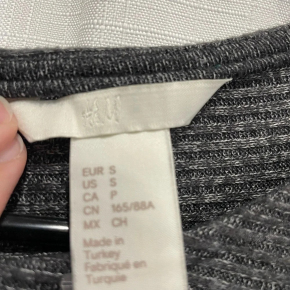 H&M Crew Sweater Crew Neck Sweatshirt Size Small - Picture 5 of 5